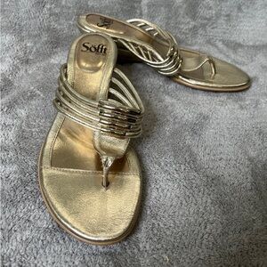 Sofft metallic gold thong sandals low wedge heel size 7.5